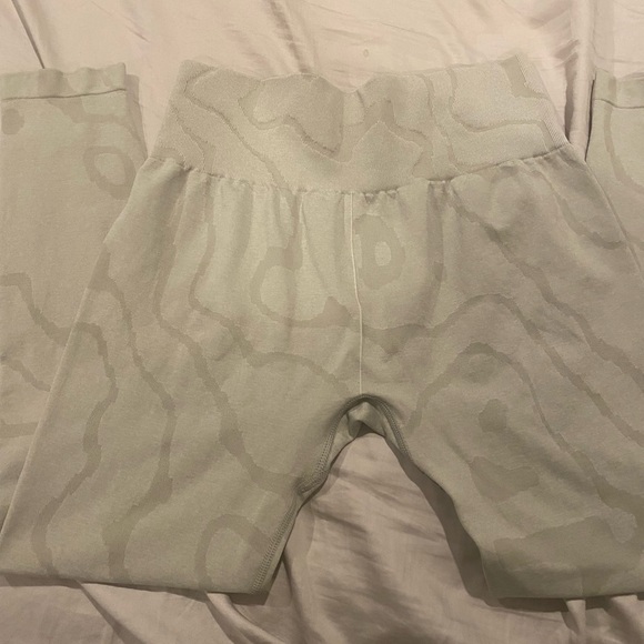 Pursue Fitness Sustainable Seamless Leggings
Cloud Grey size Large - Picture 8 of 15